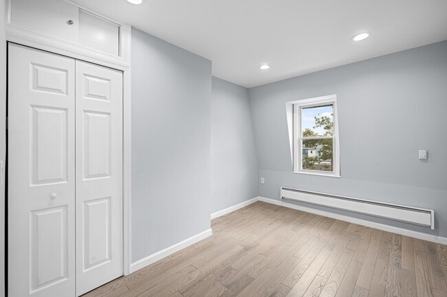 Foto del edificio - 376 Forrest St