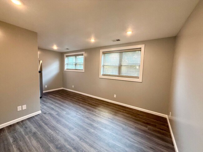 Building Photo - Newly Renovated From Top to Bottom (1 Bed / 1 Bath in Central MHK!)