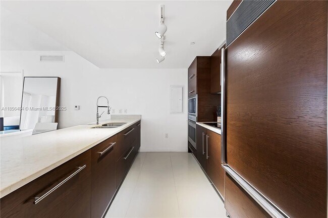 Foto del edificio - 475 Brickell Ave