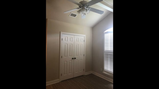 Building Photo - 6 Windtree Park