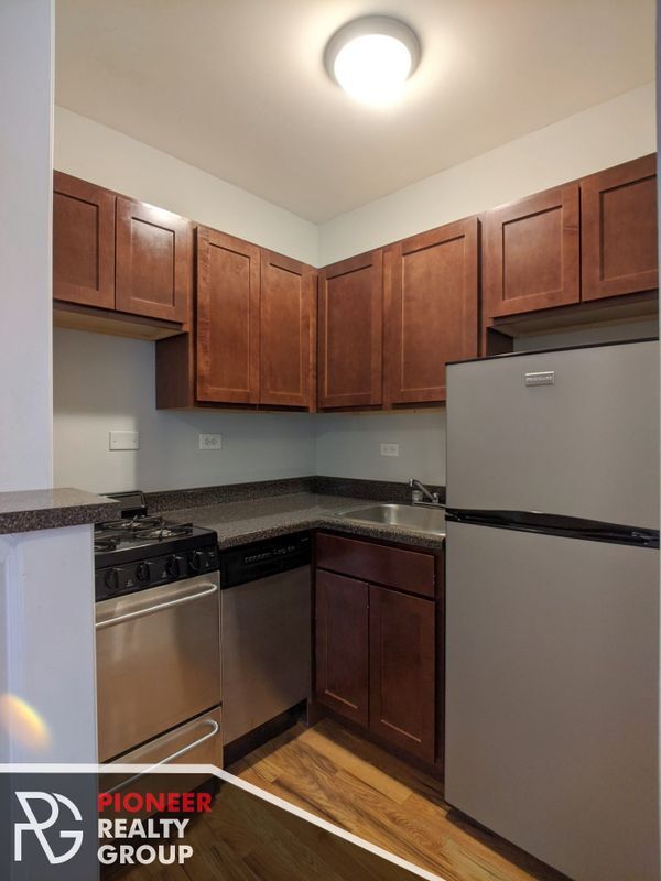 Building Photo - 837 W Wolfram St