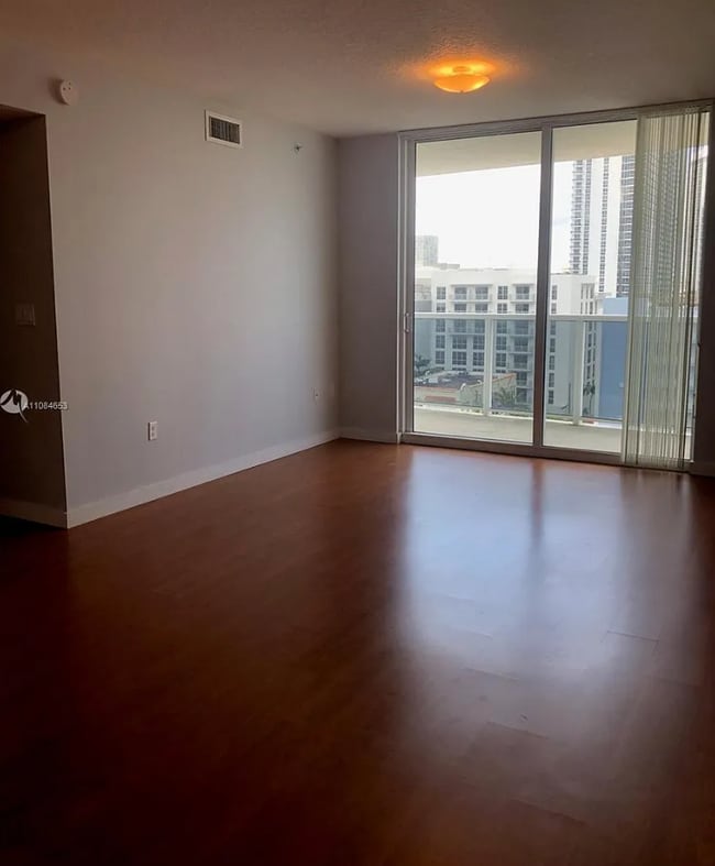 Foto del edificio - 601 NE 23rd St