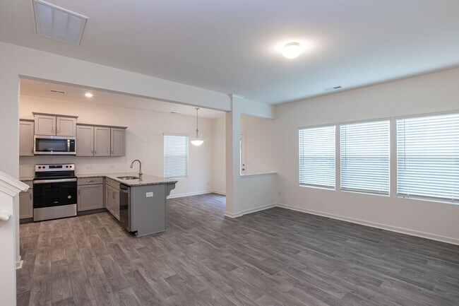 Foto del edificio - BEAUTIFUL 3 Bedroom Townhome in MIDLAND AV...