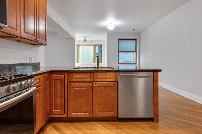 Foto del edificio - 7010 S Clyde Ave