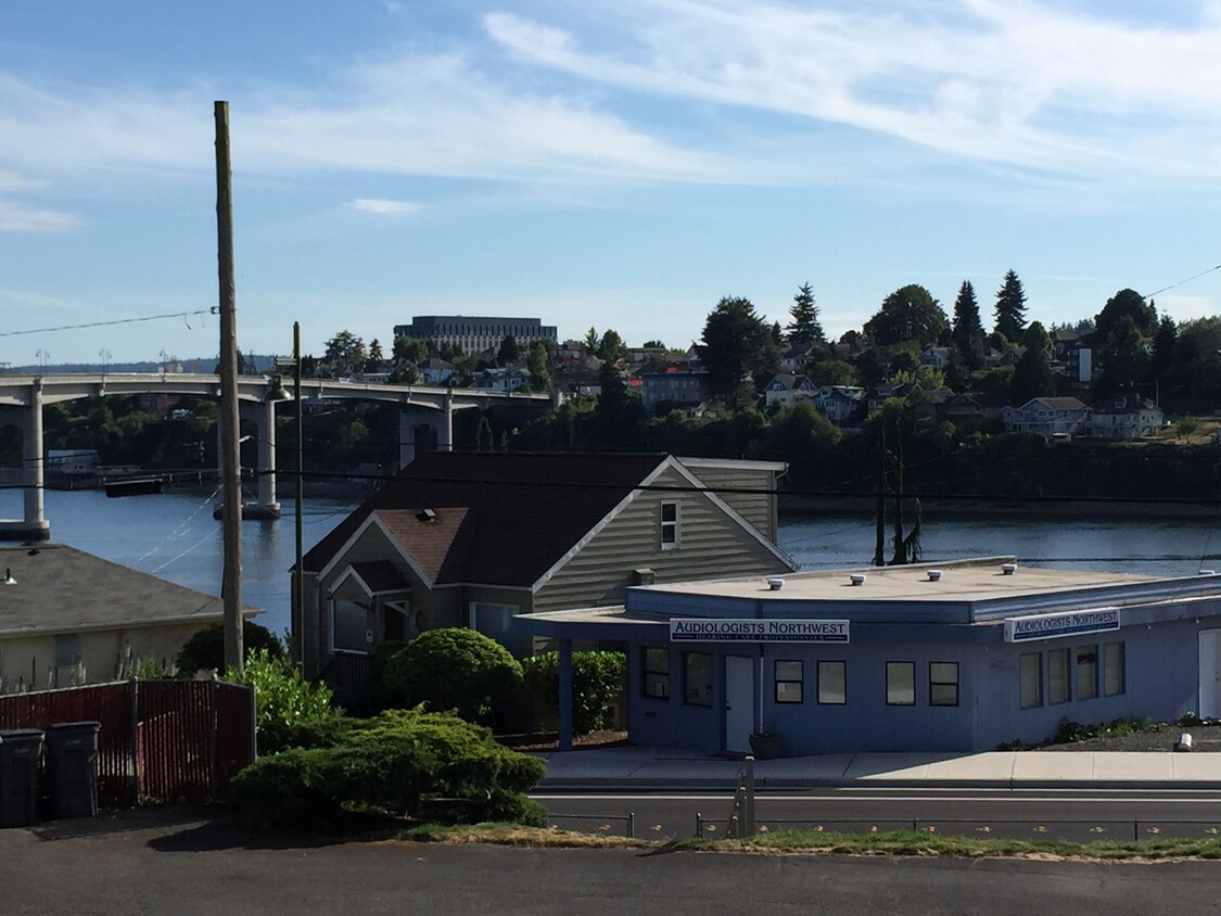 Close to the Manette Bridge and downtown Bremerton - 1501 Winfield Ave