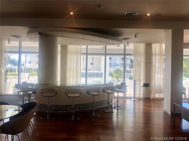 Foto del edificio - 10275 Collins Ave