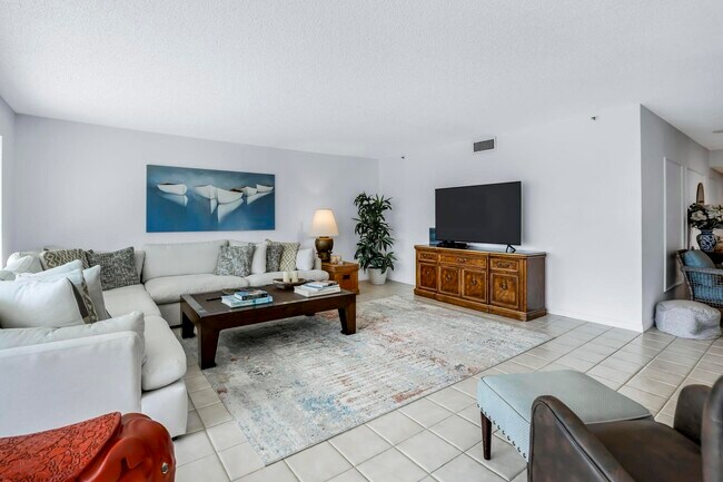 Building Photo - 4301 N Ocean Blvd