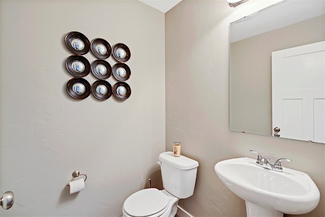 Building Photo - Beautiful 3 Bed 2.5 Bath!