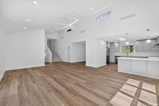Building Photo - 4620 S Woodbine Dr
