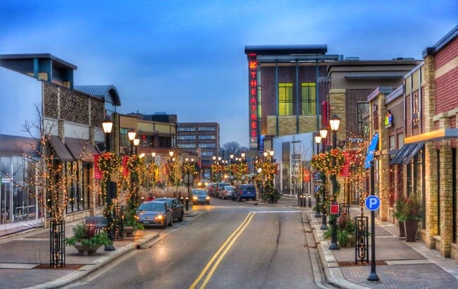 Foto del edificio - 4536 Cedar Lake Rd S