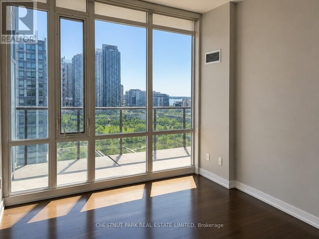 Building Photo - 170 Fort York Blvd