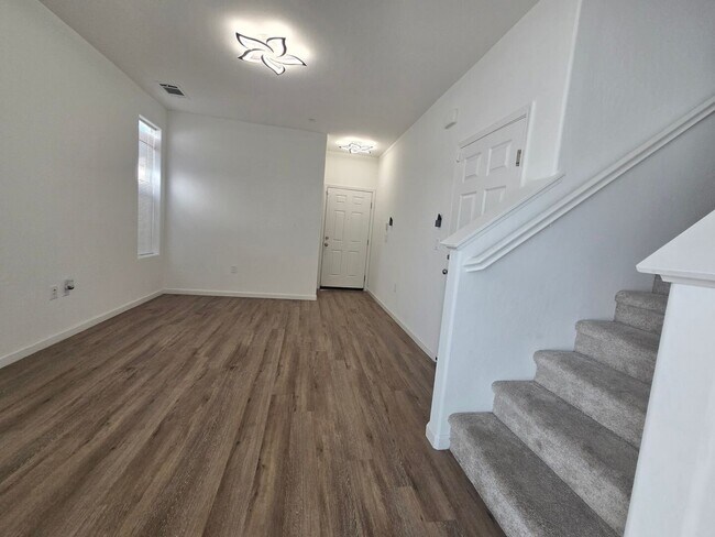 Building Photo - 3 BR 2.5 BA Available Now