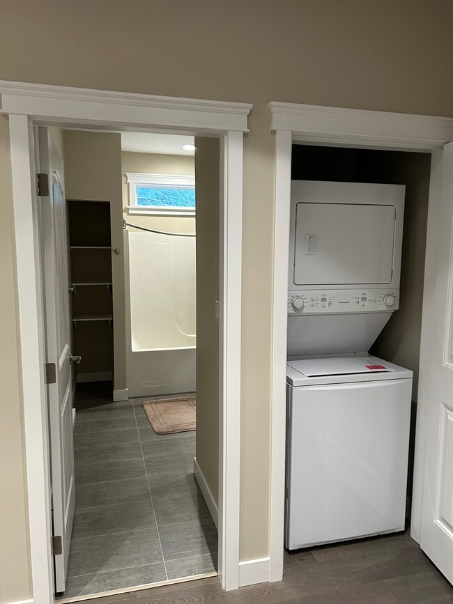 Building Photo - 687 Mill Bay Pl