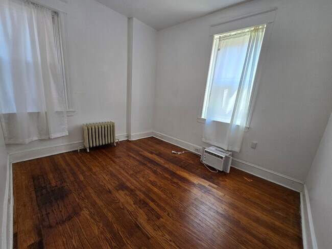 Foto del edificio - 2 bed 1 bath with W/D in unit