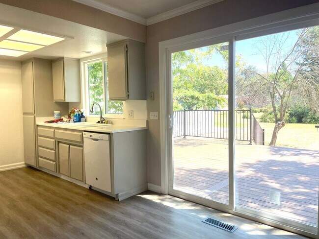 Building Photo - 3 bedroom, 2 bath in Lake Wildwood, Penn V...