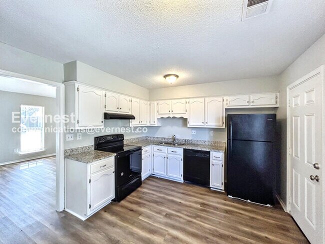 Foto del edificio - Spacious 3 Bed, 2 Bath Home with Fenced Yard and Off-Street Parking.