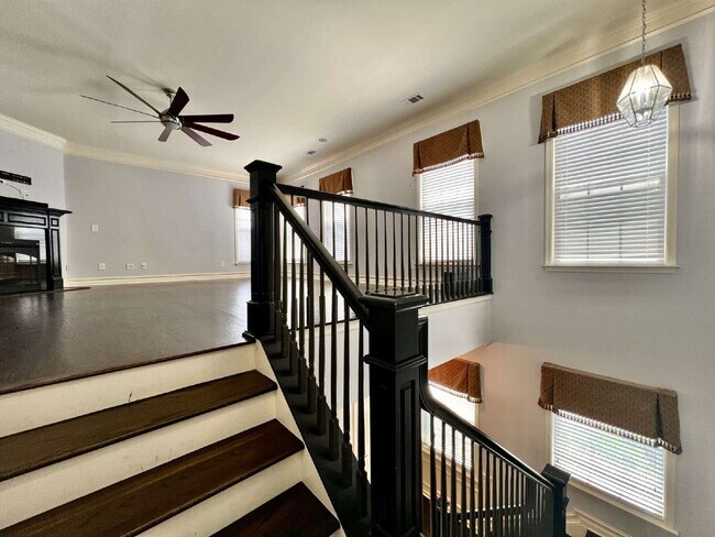 Building Photo - Spacious Townhome with Elevator!
