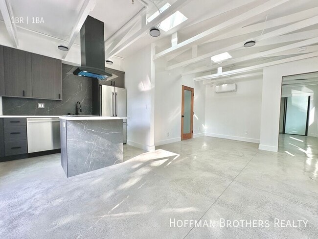 Building Photo - 1249 1/4 N Beachwood Dr