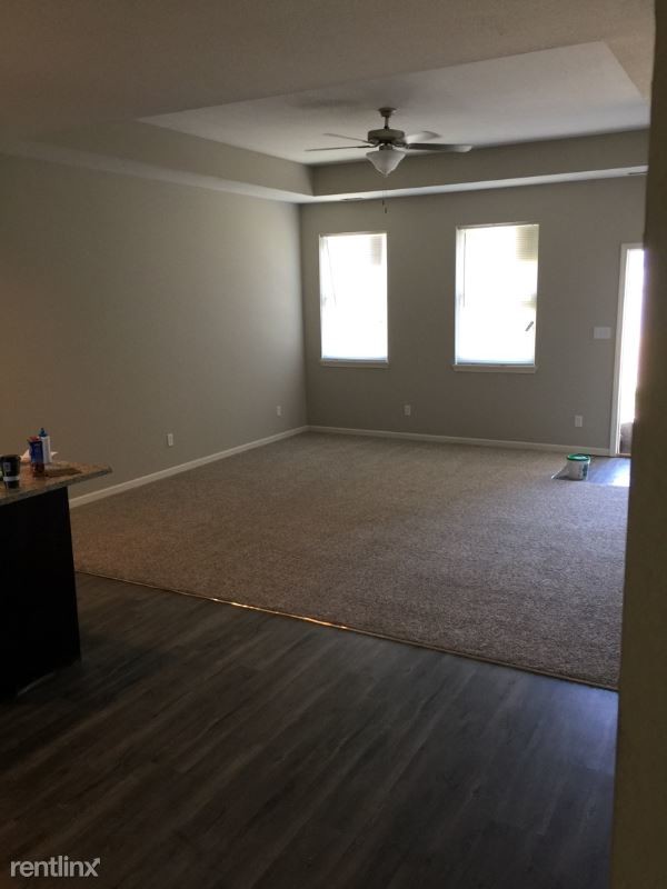 Building Photo - 838 S Creekside Dr