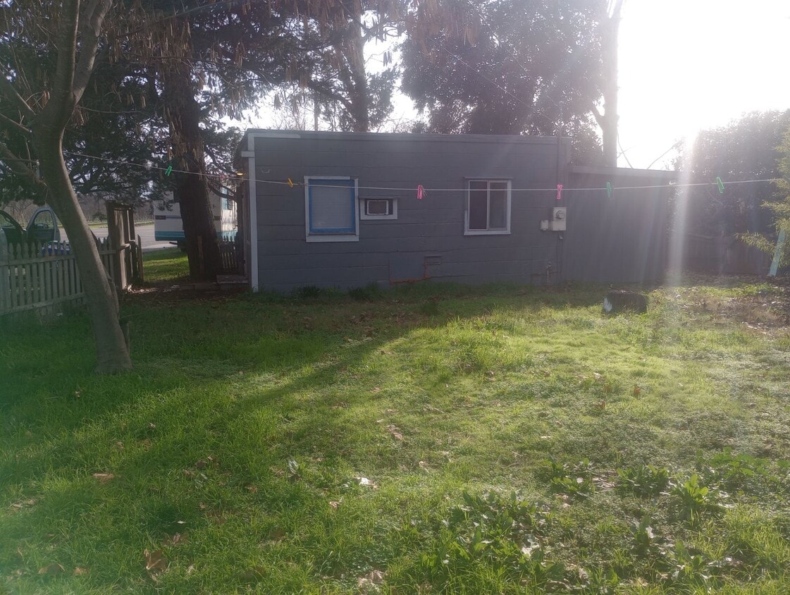 Single family one bedroom house no neighbors attach - 11638 Andrews St