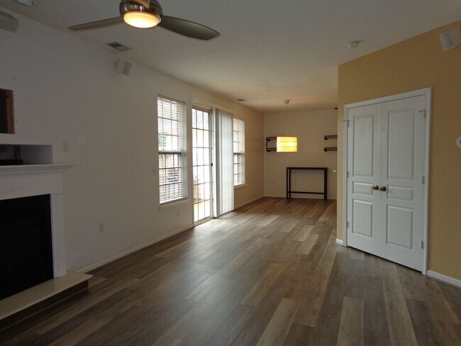 Building Photo - Tarleton Oaks