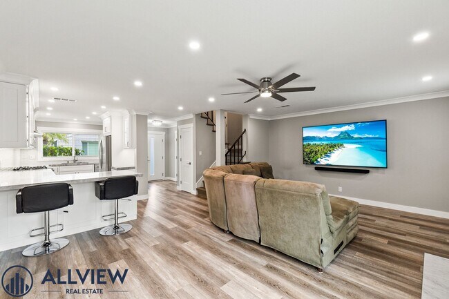 Foto del edificio - Highly Upgraded, Large Condo in Huntington Beach!