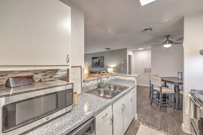 Building Photo - Silver Stream Apartments