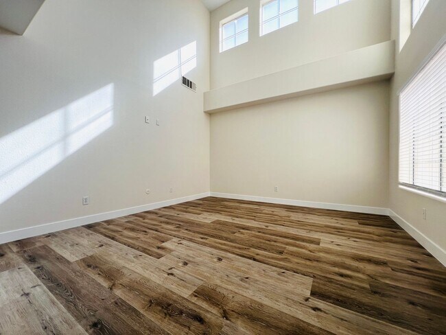 Foto del edificio - REMODELED, SPACIOUS, 4 BEDROOM HOME WITH VAULTED CEILINGS AND LOFT