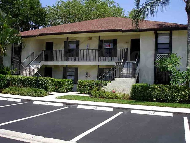 Building Photo - 400 Misty Pines Cir