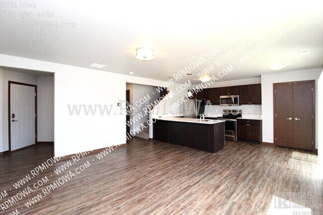 Building Photo - GREAT LOCATION!! 3 Bedroom, 2.5 Bath Townh...