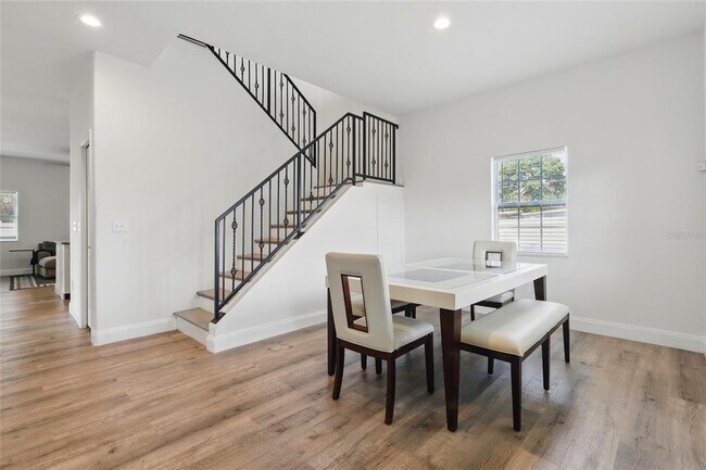 Foto del edificio - 3024 W Douglas St