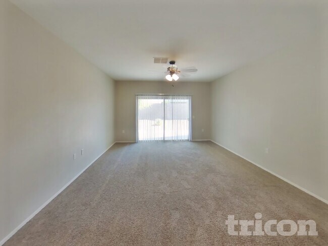 Foto del edificio - 30962 W Cheery Lynn Rd