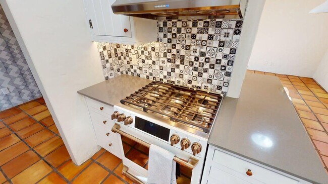 Foto del edificio - This historic South Capitol home with incr...