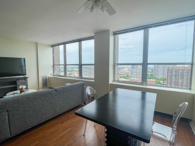 Foto del edificio - 655 W Irving Park Rd