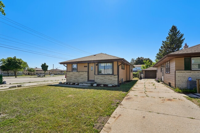 Building Photo - 5625 N 92nd St