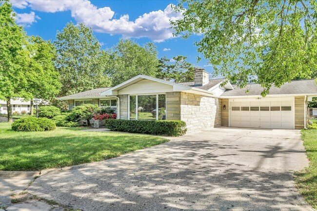 Building Photo - 1509 Sangamon Dr