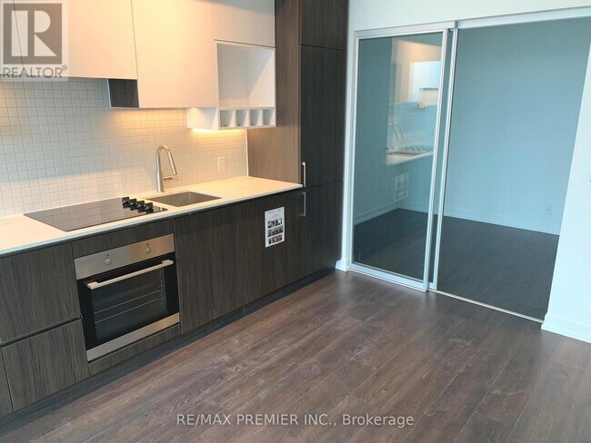 Photo du bâtiment - 898 Portage Pkwy