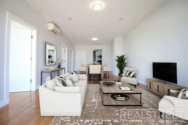 Foto del edificio - LUXURY 3 BR 2 Bath in Queens!