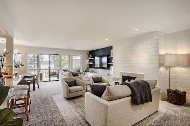 Building Photo - Lake Villas Condominiums ~ Redmond