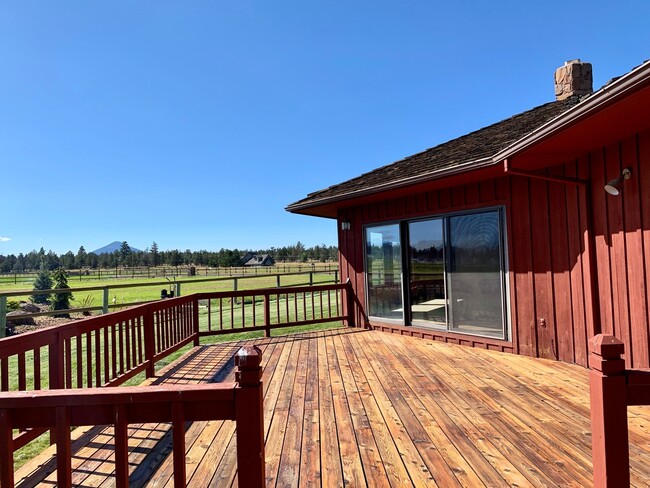 Foto del edificio - Custom Home with Gorgeous Views on 10 acres!