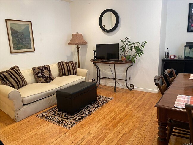 Foto del edificio - 114 Deer Park Ave