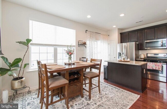 Foto del edificio - End Unit, 3 bedroom Townhome in Claymont