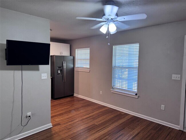 Foto del edificio - 901 Parmer Ave