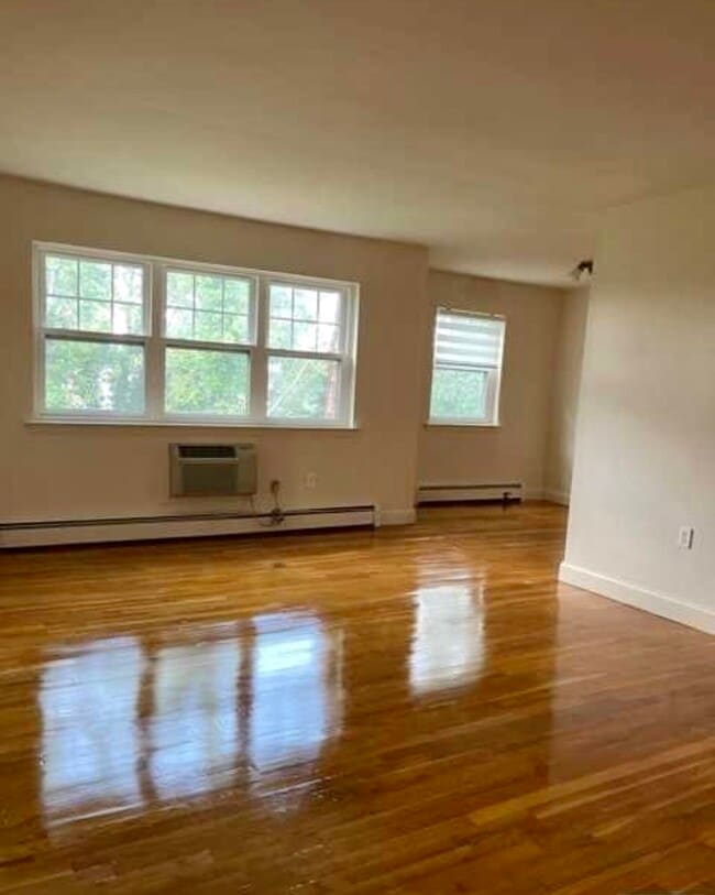 Foto del edificio - 220 Meadow Ln