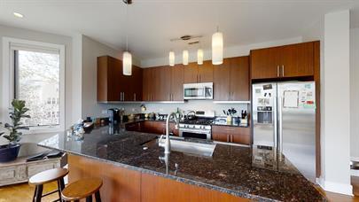 Foto del edificio - "Luxurious Living at 1500 West Huron: Spacious 2-Bed, 2-Bath Condo with Fireplace & Hardwood Floo...