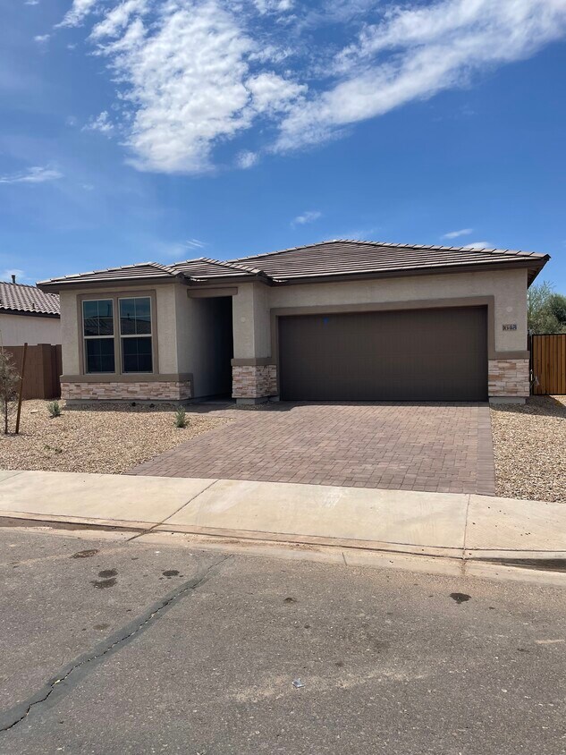 Foto principal - 1645 N St Francis Pl