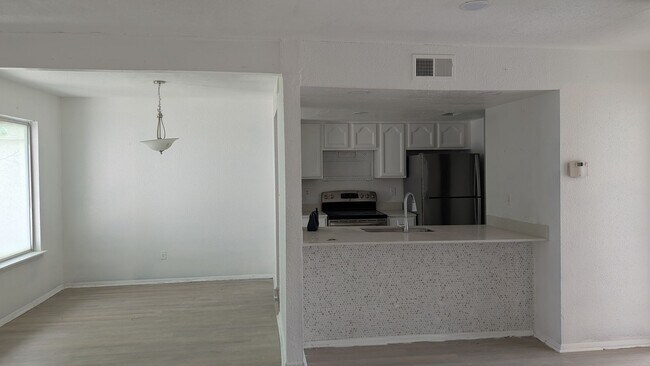 Building Photo - Spacious one bedroom near The Mall of Millenia Move in Special reduced security deposit only $500...