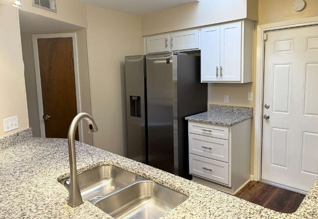 Building Photo - Just 2.5 miles from Eglin AFB!