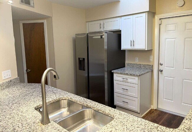 Foto del edificio - Just 2.5 miles from Eglin AFB!