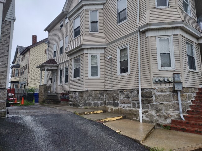 Building Photo - 863 Plymouth Ave